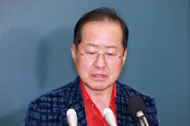 홍준표 전 대구시장이 17일 인천국제공항 제1여객터미널을 통해 귀국, 취재진과 인터뷰하고 있다. 홍 전 시장은 지난 4월 국민의힘 대선 후보 경선에서 패배한 뒤 탈당하고 미국 하와이에 머물렀다.[연합]