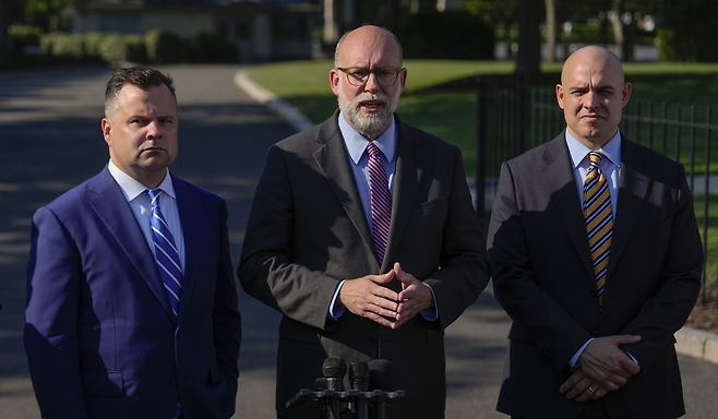 빌 펄티 연방주택금융청 청장(왼쪽) [AP]