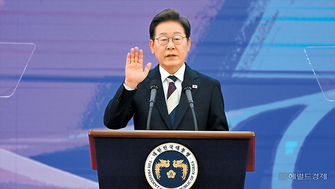이재명 대통령이  6월 4일 오전 서울 여의도 국회 로텐더홀에서 열린 대통령 취임선서식에서 취임선서를 하고 있다. [사진=이상섭 기자/babtong@]