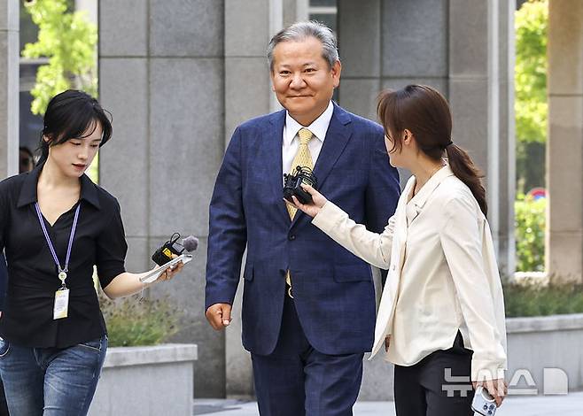 [서울=뉴시스] 최진석 기자 = 이상민 전 행정안전부 장관이 25일 서울 서초구 서울고등법원에 마련된 조은석 내란 특검 사무실에 출석하고 있다. 2025.07.25. myjs@newsis.com