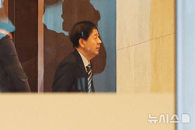 [인천공항=뉴시스] 권창회 기자 = 구윤철 경제부총리 겸 기획재정부 장관이 24일 오전 인천국제공항 제2여객터미널에서 미국 재무장관과 무역대표부(USTR)와 예정되어 있던 통상협의가 취소돼 귀빈실을 나서고 있다. 2025.07.24. kch0523@newsis.com