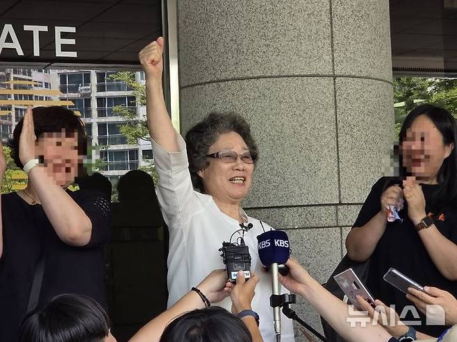 [부산=뉴시스] 김민지 기자 = 성폭행범의 혀를 깨문 죄로 유죄 선고를 받은 최말자씨가 23일 오후 부산 연제구 부산지방법원에서 열린 재심 공판에서 검찰의 무죄 구형을 받고 환호를 표하고 있다. 2025.07.23. mingya@newsis.com