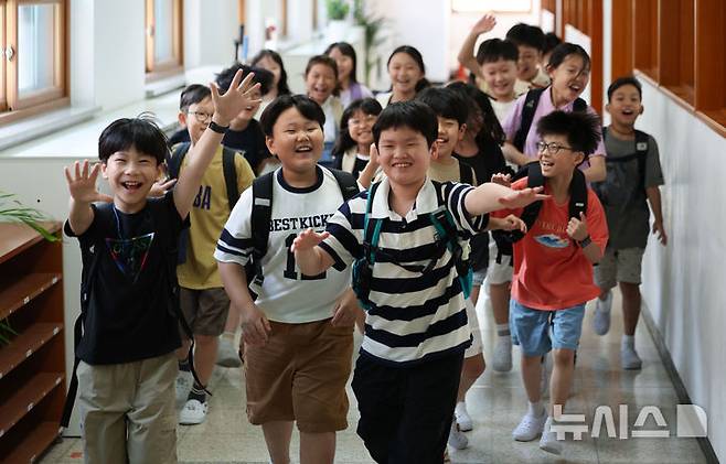 [서울=뉴시스] 김선웅 기자 = 23일 서울 동작구 서울삼일초등학교에서 4학년3반 학생들이 여름방학식을 마친 뒤 밝은 표정으로 하교하고 있다. 2025.07.23. mangusta@newsis.com
