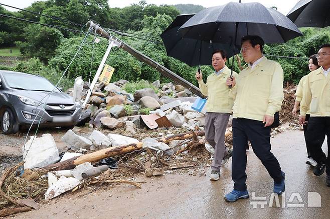 [산청=뉴시스] 고범준 기자 = 이재명 대통령이 21일 기록적인 폭우가 쏟아진 경남 산청군 산청읍 부리마을을 찾아 피해 현장을 점검하고 있다. 2025.07.21. bjko@newsis.com