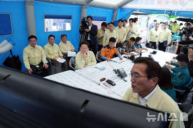 [산청=뉴시스] 고범준 기자 = 이재명 대통령이 21일 기록적인 폭우가 쏟아진 경남 산청군 산청읍 행정복지센터 앞에 마련된 호우 피해 통합지원본부에서 관계자들로부터 피해 상황 설명을 듣고 있다. 2025.07.21. bjko@newsis.com