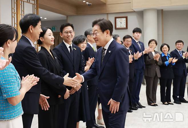 [서울=뉴시스] 고범준 기자 = 이재명 대통령이 23일 서울 용산 대통령실 청사에서 열린 임명장 및 위촉장 수여식에 참석하며 구윤철 부총리 겸 기획재정부 장관과 악수하고 있다. (대통령실통신사진기자단) 2025.07.23. bjko@newsis.com