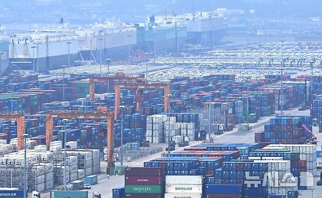 [평택=뉴시스] 김종택 기자 = 경기 평택시 포승읍 평택항에 컨테이너가 쌓여있는 모습. 2025.07.07. jtk@newsis.com