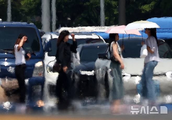 [서울=뉴시스] 조성우 기자 = 전국 대부분 지역에 폭염경보가 내려진 25일 오후 서울 영등포구 여의대로 위로 지열로 인한 아지랑이가 피어오르고 있다. 2025.07.25. xconfind@newsis.com