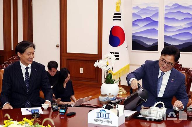 [서울=뉴시스] 조성봉 기자 = 우원식 국회의장이 2일 오전 서울 여의도 국회 의장 집무실을 예방한 조국 조국혁신당 대표에게 차를 따라주고 있다. 2024.08.02. suncho21@newsis.com