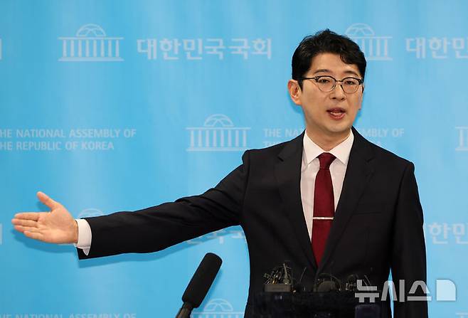 [서울=뉴시스] 김명년 기자 = 국민의힘 당 대표 출마선언을 한 주진우 의원이 지난 24일 오전 서울 여의도 국회 소통관에서 출마선언을 마치고 취재진의 질문에 답하고 있다. 2025.07.24. kmn@newsis.com