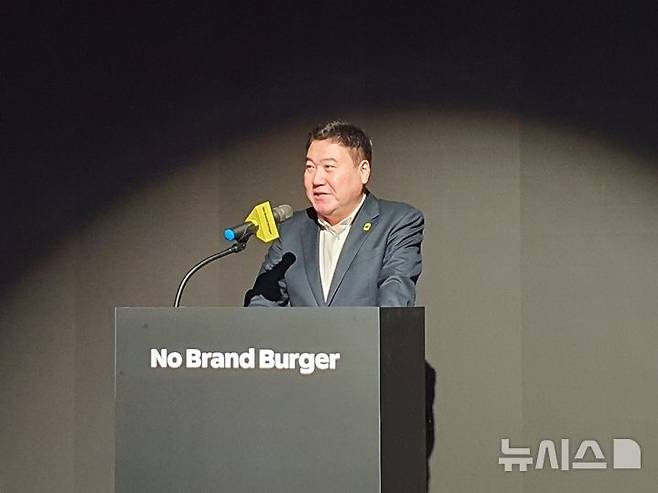 [서울=뉴시스] 강승협 신세계푸드 대표가 서울시 코엑스 스튜디오 195에서 기자간담회를 갖고 노브랜드 버거 신규 가맹 모델을 발표하고 있다. photo@newsis.com