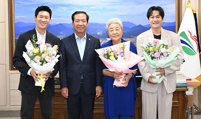 [거창=뉴시스] 거창국제연극제 강부자, 진선규, 김성균홍보대사로 위촉 (사진=거창군 제공) 2025. 07. 26. photo@newsis.com  *재판매 및 DB 금지