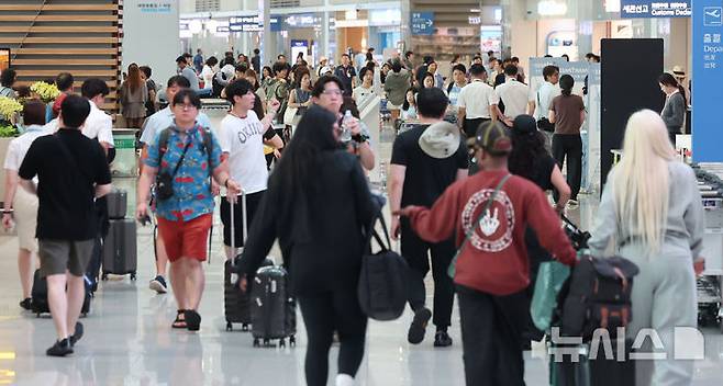 [인천공항=뉴시스] 권창회 기자 = 본격적인 여름 휴가철이 시작된 24일 인천국제공항 제2여객터미널 출국장이 여행객들로 붐비고 있다. 2025.07.24. kch0523@newsis.com