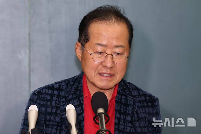 [인천공항=뉴시스] 권창회 기자 = 국민의힘 대선 후보 경선에서 탈락한 뒤 정계 은퇴를 선언하고 하와이에 체류했던 홍준표 전 대구시장이 지난달 17일 인천 중구 인천국제공항 제1터미널을 통해 귀국해 발언하고 있다. 2025.06.17. kch0523@newsis.com