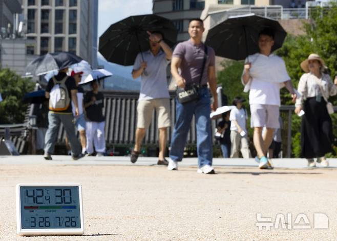 [서울=뉴시스] 김근수 기자 = 전국 대부분 지역에 폭염특보가 발효된 26일 서울 중구 남산한옥마을의 지열로 온도계 수치가 40도를 웃돌고 있다. 2024.07.26. ks@newsis.com