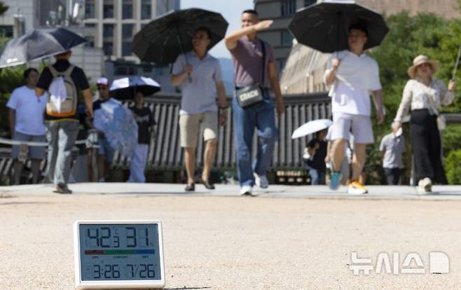 [서울=뉴시스] 김근수 기자 = 전국 대부분 지역에 폭염특보가 발효된 26일 서울 중구 남산한옥마을의 지열로 온도계 수치가 40도를 웃돌고 있다. 2024.07.26. ks@newsis.com