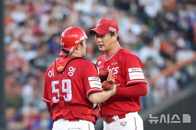 [대전=뉴시스] 권창회 기자 = 26일 오후 대전 중구 대전한화생명볼파크에서 열린 2025 신한 쏠뱅크 KBO리그 한화 이글스와 SSG랜더스의 경기, 5회 말 2사 2루서 SSG 이지영과 김광현이 대화를 나누고 있다. 2025.07.26. kch0523@newsis.com