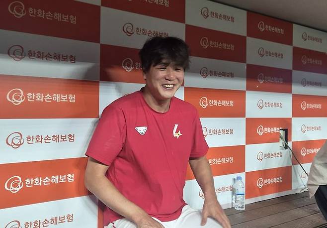 [대전=뉴시스] 문채현 기자 = 프로야구 SSG 랜더스 김광현이 26일 대전 한화생명볼파크에서 열린 2025 신한 쏠뱅크 KBO리그 한화 이글스와의 경기에서 승리한 뒤 취재진과 인터뷰를 하고 있다. 2025.07.26. dal@newsis.com *재판매 및 DB 금지