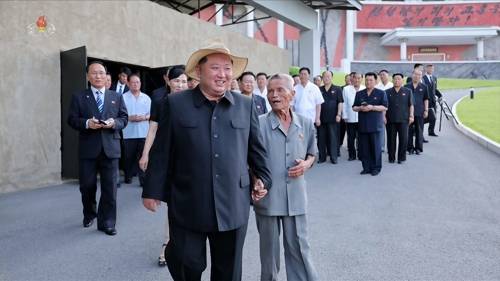 김정은, 신천계급교양관 방문 김정은, 신천계급교양관 방문     (서울=연합뉴스) 김정은 국무위원장이 지난 24일 당·정부, 무력기관의 지도간부들과 함께 '반제계급교양의 거점'인 신천계급교양관을 돌아봤다고 조선중앙TV가 26일 보도했다. 김 위원장은 신천계급교양관의 전시실들과 사백어머니묘, 백둘어린이묘, 군당방공호, 화약창고 등 여러 곳을 둘러봤다. [조선중앙TV 화면] 2025.7.26      [국내에서만 사용가능. 재배포 금지. For Use Only in the Republic of Korea. No Redistribution]     nkphoto@yna.co.kr (끝)   <저작권자(c) 연합뉴스, 무단 전재-재배포, AI 학습 및 활용 금지>