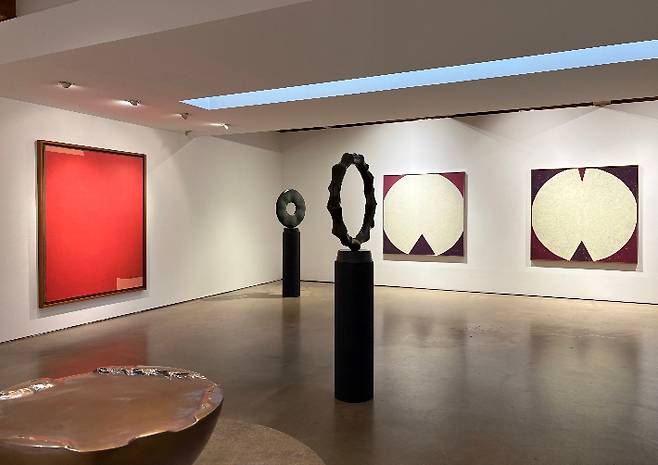 부자(父子) 사이인 고(故) 류경채(1920~1995)와 고(故) 류훈(1954~2013) 작가의 2인전 '공(空)-존'이 다음 달 9일까지 서울 종로구 삼청로 학고재에서 개최된다. 학고재 제공