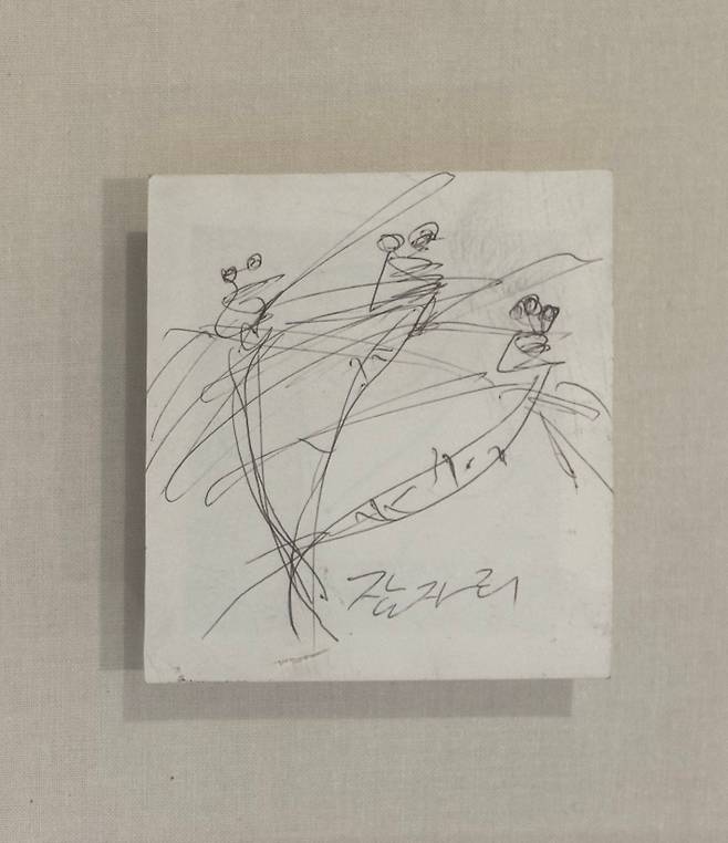 류경채, '잠자리(Dragonfly)', 종이 위에 연필, 8.5x8.5cm, 25.3x4x25.3cm(Framed)(1960s). 학고재 제공 류경채가 1960년대 삼형제에 그려준 그림, 세 잠자리는 삼형제를 상징한다.