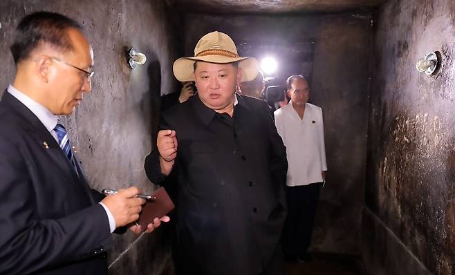 김정은 국무위원장이 지난 24일 당·정부, 무력기관의 지도간부들과 함께 '반제계급교양의 거점'인 신천계급교양관을 돌아보는 모습. 연합뉴스