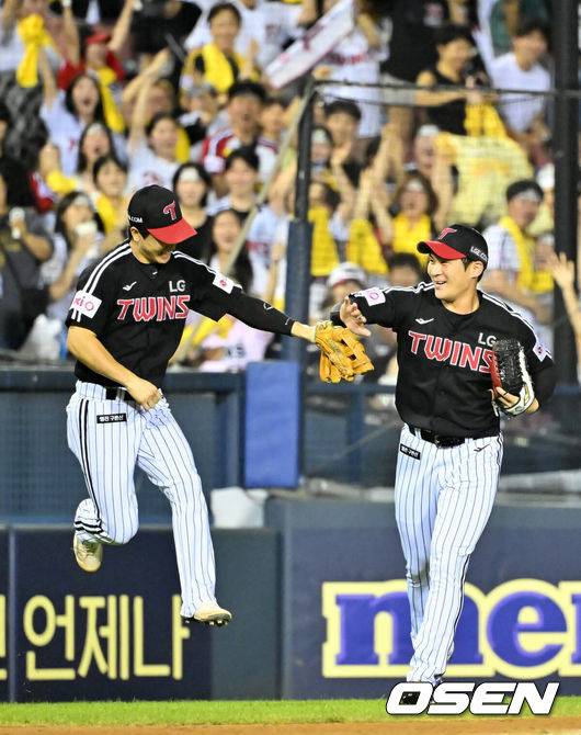 [OSEN=잠실, 민경훈 기자] 25일 오후 서울 잠실야구장에서 2025 신한 SOL Bank KBO리그 두산 베어스와 LG 트윈스의 경기가 열렸다.이 경기에서 LG는 두산에 6-5로&nbsp;승리했다.&nbsp;3-4로 뒤진 9회 2아웃에서 상대 실책으로 동점을 만들고, 문성주가 2사 만루에서 역전 2타점 결승타를 때렸다.&nbsp;경기를 마치고 LG 구본혁과 오지환이 하이파이브를 하고 있다. 2025.07.25 / rumi@osen.co.kr