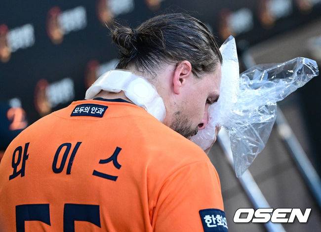 [OSEN=대전, 최규한 기자] 25일 대전 한화생명볼파크에서 ‘2025 신한 SOL Bank KBO리그’ 한화 이글스와 SSG 랜더스의 경기가 열렸다.홈팀 한화는 라이언 와이스, 방문팀 SSG는 드류 앤더슨을 선발로 내세웠다.1회초 투구를 마친 한화 선발 라이언 와이스가 얼음주머니로 더위를 식히고 있다. 2025.07.25 / dreamer@osen.co.kr