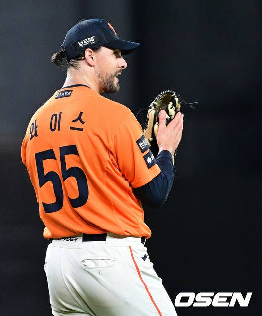 [OSEN=대전, 최규한 기자] 25일 대전 한화생명볼파크에서 ‘2025 신한 SOL Bank KBO리그’ 한화 이글스와 SSG 랜더스의 경기가 열렸다.홈팀 한화는 라이언 와이스, 방문팀 SSG는 드류 앤더슨을 선발로 내세웠다.7회초 1사 주자 없는 상황 SSG 에레디아의 땅볼 타구를 처리한 한화 2루수 황영묵을 향해 선발 와이스가 박수를 보내고 있다. 2025.07.25 / dreamer@osen.co.kr