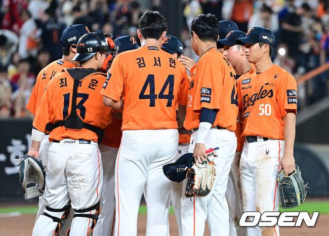 [OSEN=대전, 최규한 기자] 프로야구 한화가 대전 홈에서 다시 승전보를 울렸다.&nbsp;한화는 25일 대전 한화생명볼파크에서 열린 2025 신한 SOL Bank KBO리그 SSG 랜더스와의 홈경기를 4-0으로 승리했다.&nbsp;후반기 대전 홈에서 첫 경기를 이긴 한화는 올해 홈경기 29승13패2무(승률 .690)로 7할에 가까운 승률을 기록 중이다. 원정경기(28승21패1무 승률 .571)보다 월등히 좋은 성적이다.&nbsp;선발 라이언 와이스가 7이닝 3피안타 2볼넷 10탈삼진 무실점 호투로 부활을 알렸다. 시즌 11승째. 타선에서는 문현빈이 3안타, 황영묵과 채은성이 2안타씩 고르게 치며 공격을 이끌었다.&nbsp;경기를 마치고 승리한 한화 선수들이 인사를 나누고있다. 2025.07.25 / dreamer@osen.co.kr