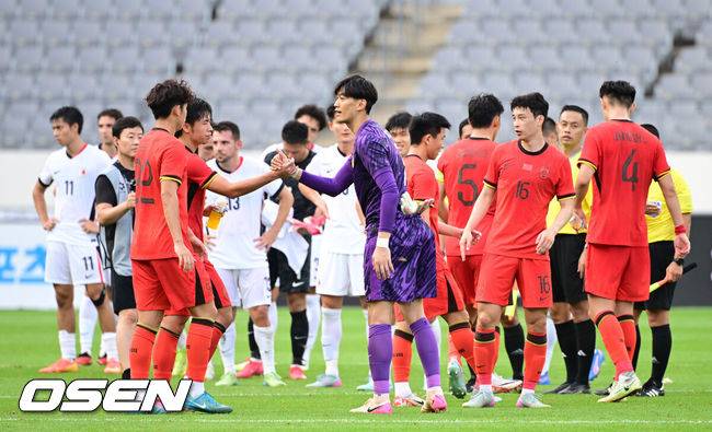 [OSEN=용인, 최규한 기자] 5일 오후 용인 미르스타디움에서 2025 동아시아축구연맹(EAFF) E-1 챔피언십(동아시안컵) 3차전 중국과 홍콩의 경기가 열렸다.&nbsp;이날 경기는 중국이 홍콩을 상대로 1-0 승리를 거뒀다.경기를 마치고 승리한 중국 선수들이 인사를 나누고 있다. 2025.07.15 / dreamer@osen.co.kr