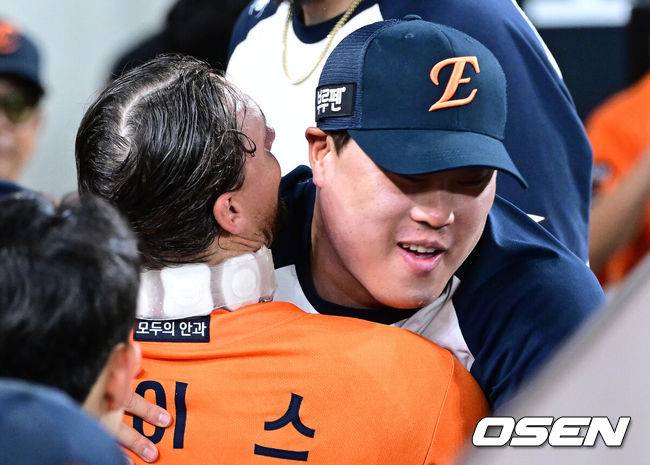 [OSEN=대전, 최규한 기자] 한화 류현진(오른쪽)이 7회초 SSG 공격을 무실점으로 막아낸 라이언 와이스와 포옹을 하고 있다. 2025.07.25 / dreamer@osen.co.kr