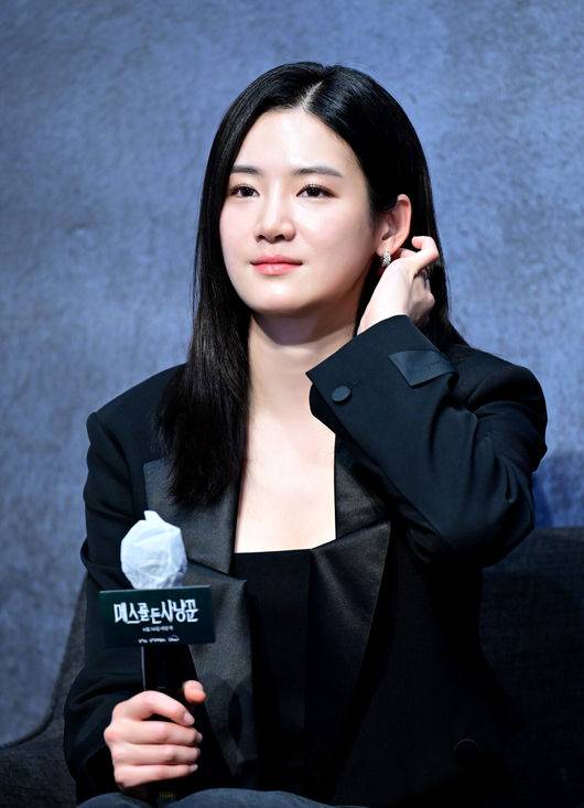 [OSEN=최규한 기자] 12일 오전 서울 라마다서울신도림호텔에서&nbsp;STUDIO X+U 새 미드폼 드라마&nbsp;‘메스를 든 사냥꾼’ 제작발표회가 열렸다.‘메스를 든 사냥꾼’은 부검대 위에서 20년 전 죽은 줄 알았던 아빠이자 연쇄살인마 ‘재단사’의 익숙한 살인 방식을 발견한 부검의 세현이 아빠의 먹잇감이 되지 않기 위해 경찰 정현보다 먼저 그를 찾기 위해 나서는 범죄 스릴러다.배우 박주현이 취재진의 질문을 듣고 있다. 2025.06.12 / dreamer@osen.co.kr