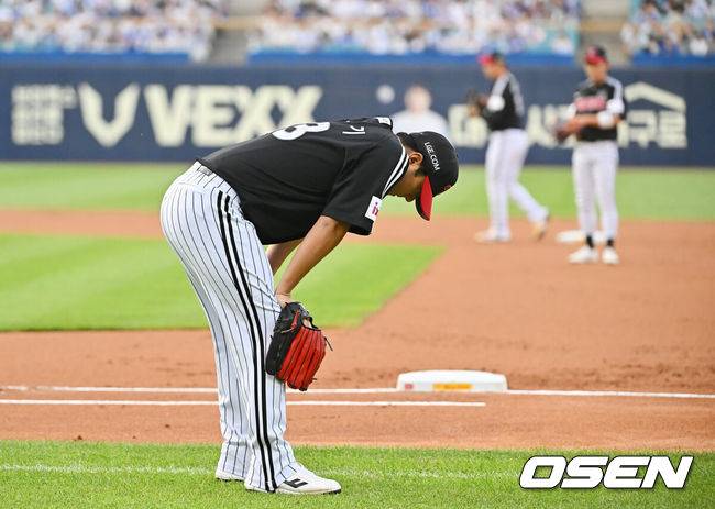[OSEN=대구, 이석우 기자] 4일 대구삼성라이온즈파크에서 2025 신한 SOL 뱅크 KBO 리그 삼성 라이온즈와 LG 트윈스의 경기가 열렸다. 홈팀 삼성은 이승현이, 방문팀 LG는 송승기가 선발 출전했다. LG 트윈스 선발 투수 송승기가 1회말 삼성 라이온즈 김지찬의 타구에 다리를 맞고 통증을 호소하고 있다. 2025.07.04 / foto0307@osen.co.kr