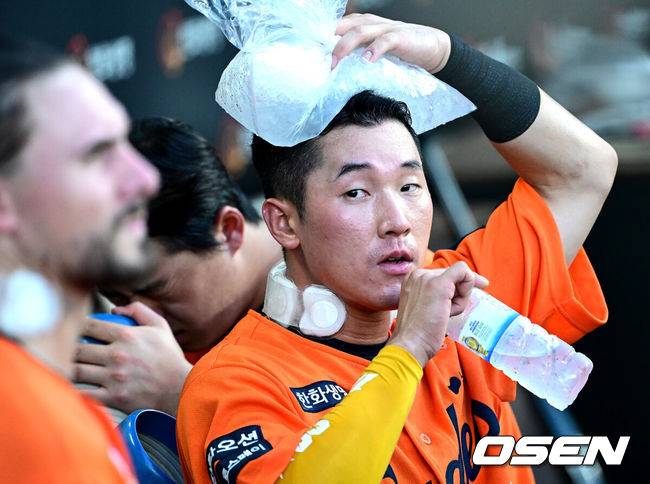 [OSEN=대전, 최규한 기자] 25일 대전 한화생명볼파크에서 ‘2025 신한 SOL Bank KBO리그’ 한화 이글스와 SSG 랜더스의 경기가 열렸다.홈팀 한화는 라이언 와이스, 방문팀 SSG는 드류 앤더슨을 선발로 내세웠다.한화 황영묵이 더그아웃에서 얼음주머니로 더위를 식히고 있다. 2025.07.25 / dreamer@osen.co.kr