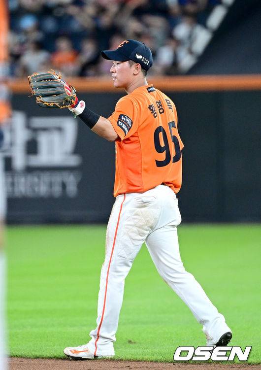 [OSEN=대전, 최규한 기자] 25일 대전 한화생명볼파크에서 ‘2025 신한 SOL Bank KBO리그’ 한화 이글스와 SSG 랜더스의 경기가 열렸다.홈팀 한화는 라이언 와이스, 방문팀 SSG는 드류 앤더슨을 선발로 내세웠다.7회초 1사 주자 없는 상황 SSG 에레디아의 땅볼 타구를 처리한 한화 2루수 황영묵이 선발 와이스에게 인사를 전하고 있다. 2025.07.25 / dreamer@osen.co.kr