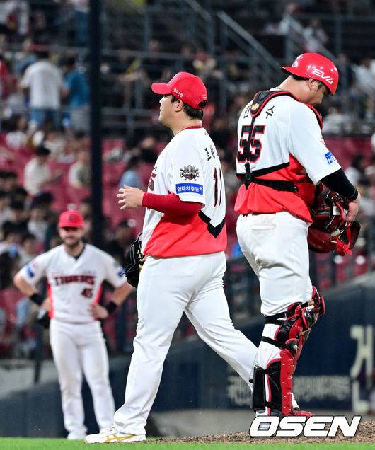 [OSEN=광주, 최규한 기자] 23일 광주-기아 챔피언스필드에서 ‘2025 신한 SOL Bank KBO리그’ KIA 타이거즈와 LG 트윈스의 경기가 열렸다.홈팀 KIA는 김도현, 방문팀 LG는 요니 치리노스를 선발로 내세웠다.연장 10회초 1사 주자없는 상황 KIA 투수 조상우가 마운드를 내려가고 있다. 2025.07.23 / dreamer@osen.co.kr