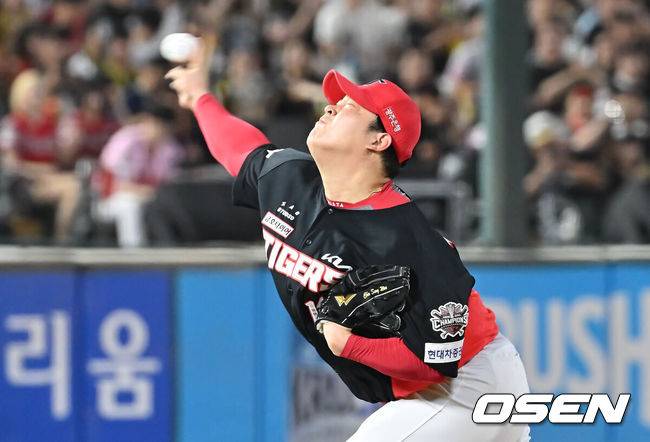 [OSEN=부산, 이석우 기자] 25일 부산 사직야구장에서 2025 신한 SOL 뱅크 KBO 리그 롯데 자이언츠와 KIA 타이거즈의 경기가 열렸다. 홈팀 롯데는 데이비슨이, 방문팀 KIA는 김건국이 선발 출전했다.KIA 타이거즈 조상우가 역투하고 있다. 2025.07.25 / foto0307@osen.co.kr