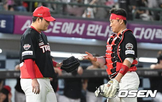[OSEN=부산, 이석우 기자] 25일 부산 사직야구장에서 2025 신한 SOL 뱅크 KBO 리그 롯데 자이언츠와 KIA 타이거즈의 경기가 열렸다. 홈팀 롯데는 데이비슨이, 방문팀 KIA는 김건국이 선발 출전했다.KIA 타이거즈 조상우가 7회말 2사 2,3루 롯데 자이언츠 한태양에게 중견수 왼쪽 2타점 안타를 맞고 아쉬워하고 있다. 2025.07.25 / foto0307@osen.co.kr