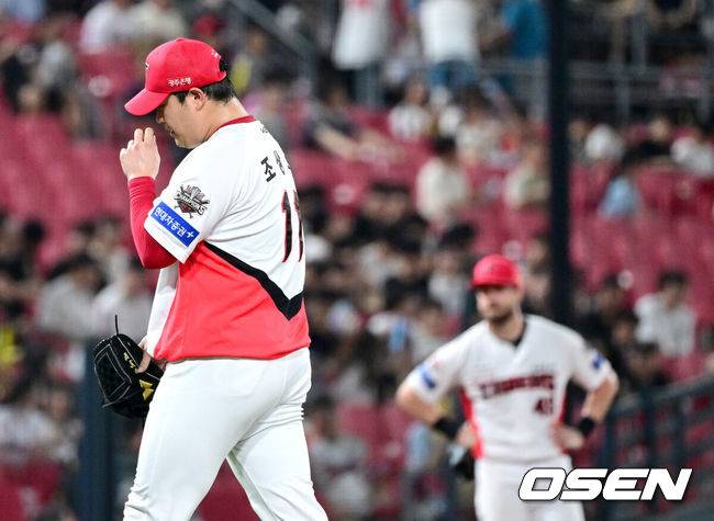 [OSEN=광주, 최규한 기자] 23일 광주-기아 챔피언스필드에서 ‘2025 신한 SOL Bank KBO리그’ KIA 타이거즈와 LG 트윈스의 경기가 열렸다.홈팀 KIA는 김도현, 방문팀 LG는 요니 치리노스를 선발로 내세웠다.연장 10회초 1사 주자없는 상황 KIA 투수 조상우가 마운드를 내려가고 있다. 2025.07.23 / dreamer@osen.co.kr