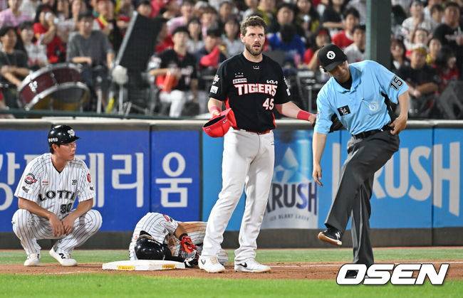 [OSEN=부산, 이석우 기자] 26일 부산 사직야구장에서 2025 신한 SOL 뱅크 KBO 리그 롯데 자이언츠와 KIA 타이거즈의 경기가 열렸다. 홈팀 롯데는 이민석이, 방문팀 KIA는 이의리가 선발 출전했다.함지웅 3루심이 6회말 무사 1루 고승민의 포수 왼쪽 번트 안타때 3루 슬라이딩 하던 롯데 자이언츠 황성빈의 플레이를 KIA 타이거즈 위즈덤의 주루 방해로 세이프 선언을 하고 있다. 2025.07.26 / foto0307@osen.co.kr