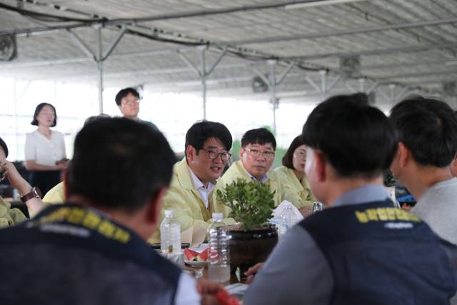 ▲권재한 농촌진흥청장(가운데)이 경기도 용인 농사업장을 방문하고 농업인 온열질환예방 간담회를 갖고 있다. ⓒ농촌진흥청