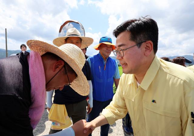 ▲더불어민주당 박찬대 당 대표 후보가 22일 수해 피해 지역인 전남 곡성군 곡성읍 대평리를 찾아 현장을 둘러보고 있다. ⓒ연합뉴스