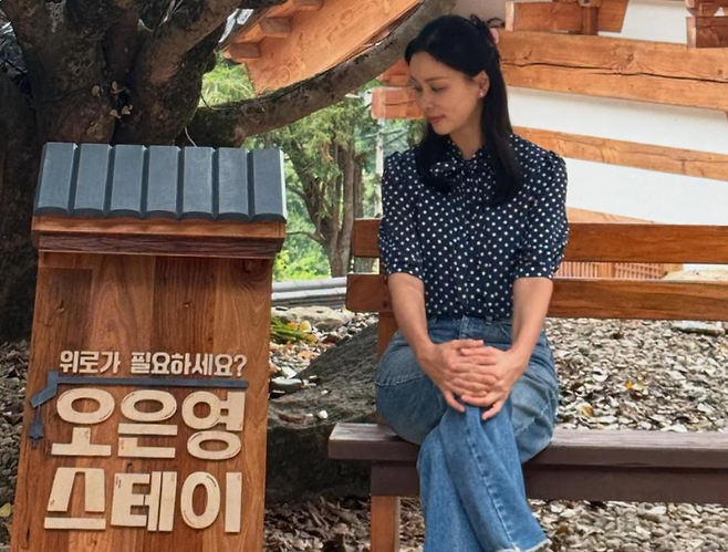 배우 고소영이 파란색 도트 무늬의 블루 블라우스를 입고 예능프로그램에 등장해 시선을 끌었다. 인스타그램 캡처