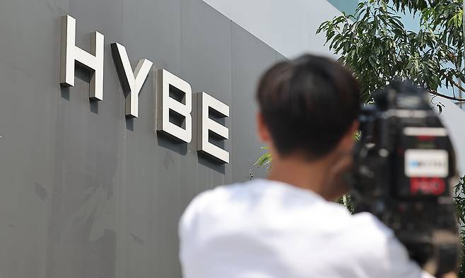 방시혁 하이브 의장의 사기적 부정거래 의혹을 수사하는 경찰이 하이브 본사 등지에 압수수색을 진행한 지난 24일 서울 용산구 하이브 본사 모습. 연합뉴스