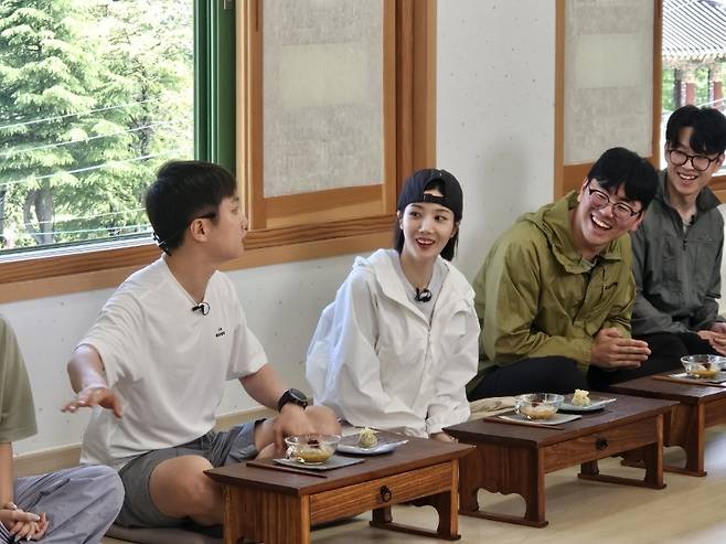 여행 유튜버 빠니보틀(왼쪽)과 가수 권은비가&nbsp;지난6월 부산관광공사와 아웃도어 브랜드 '아이더'의 협업 디지털 관광 콘텐츠 '아이더샬레-부산편'에 출연한&nbsp;모습. 부산관광공사