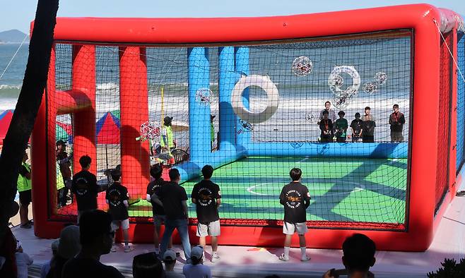 ‘2025 고흥 드론 서머비치 페스타’ 전국드론축구대회에서 출전 선수들이 경기를 하고 있다. 고흥=이제원 선임기자