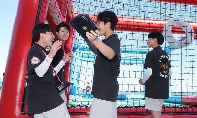 26일 전남 고흥군 영남면 남열해돋이 해수욕장 일원에서 열린 ‘2025 고흥 드론 서머비치 페스타’ 전국드론축구대회에서 1위 YG레이더스 선수들이 승리후 환호하고 있다. 고흥=이제원 선임기자