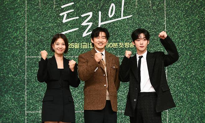 배우 임세미(왼쪽부터), 윤계상, 김요한이 25일 서울 목동 SBS에서 열린 새 금토드라마&nbsp;‘트라이: 우리는 기적이 된다’의 제작발표회에 참석해 포즈를 취하고 있다.&nbsp; SBS 제공