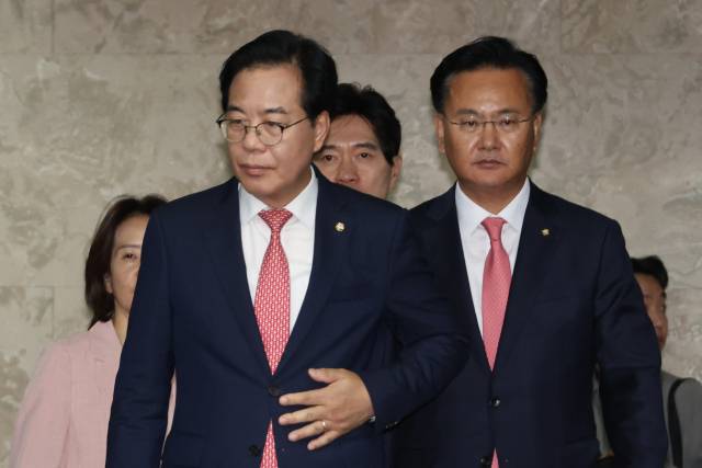 송언석 국민의힘 비상대책위원장 겸 원내대표와 유상범 원내운영수석부대표가 지난달 30일 서울 여의도 국회에서 열린 의원총회에 참석하고 있다. 연합뉴스